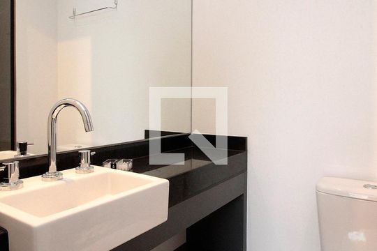 Banheiro de kitnet/studio para alugar com 0 quarto, 21m² em República, São Paulo
