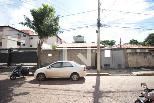 Fachada de casa à venda com 3 quartos, 90m² em Santa Terezinha, Belo Horizonte