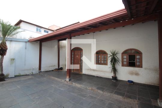 Garagem de casa à venda com 3 quartos, 90m² em Santa Terezinha, Belo Horizonte