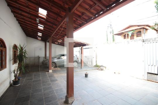 Garagem de casa à venda com 3 quartos, 90m² em Santa Terezinha, Belo Horizonte