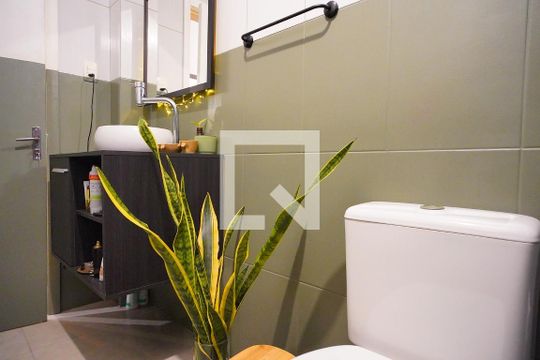 Banheiro de apartamento à venda com 2 quartos, 70m² em Navegantes, Porto Alegre