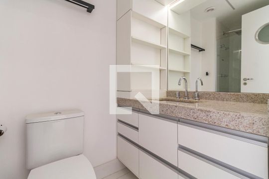 Banheiro de kitnet/studio para alugar com 1 quarto, 28m² em Paraíso, São Paulo