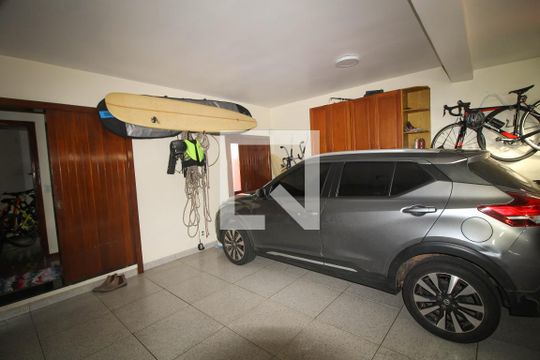 Garagem de casa à venda com 3 quartos, 280m² em Centro, Canoas