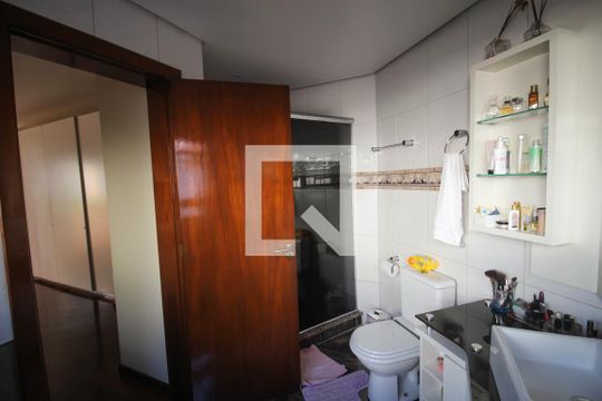 Banheiro da Suíte de casa à venda com 3 quartos, 280m² em Centro, Canoas