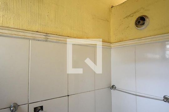 Banheiro de kitnet/studio para alugar com 1 quarto, 25m² em Cidade Intercap, Taboão da Serra
