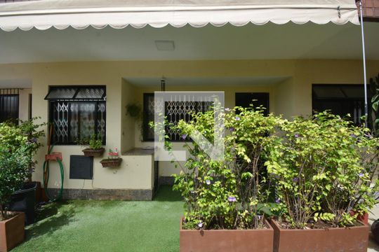 Fachada de casa à venda com 2 quartos, 64m² em Irajá, Rio de Janeiro