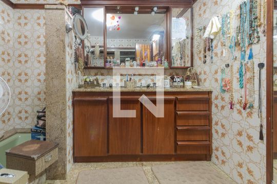 Quarto Suíte - banheiro de casa para alugar com 5 quartos, 375m² em Jardim Lindóia, Porto Alegre