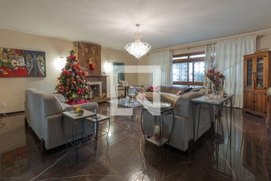 Casa para alugar com 5 quartos, 375m² em Jardim Lindóia, Porto Alegre