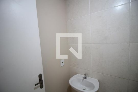 Banheiro de apartamento à venda com 2 quartos, 53m² em Olaria, Canoas