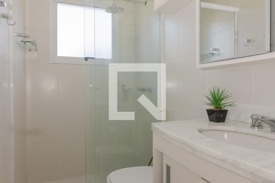 Quarto Suíte - banheiro de apartamento para alugar com 2 quartos, 72m² em Santa Cecília, Porto Alegre