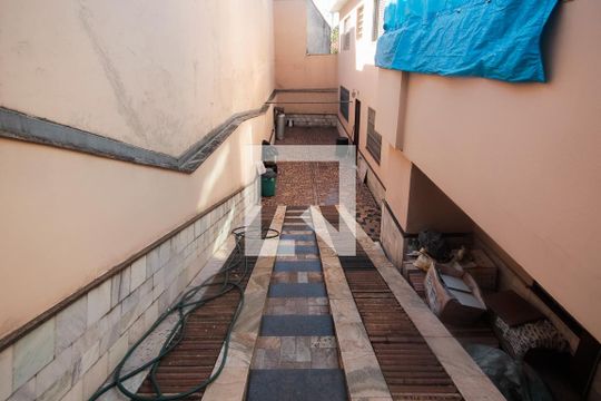 Quintal de casa à venda com 4 quartos, 192m² em Vila Natália, São Paulo