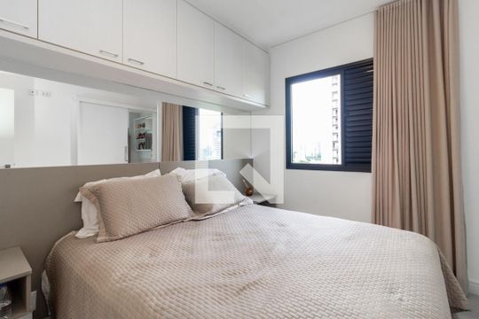 Suíte de apartamento para alugar com 2 quartos, 64m² em Vila Olímpia, São Paulo