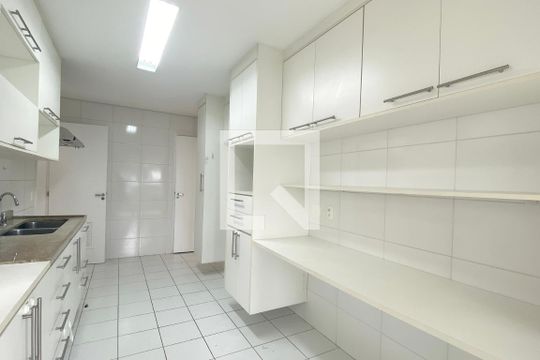 Cozinha de apartamento à venda com 3 quartos, 224m² em Tamboré, Santana de Parnaíba