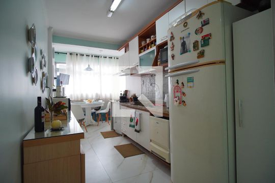 Cozinha de apartamento à venda com 3 quartos, 130m² em Vila Ipiranga, Porto Alegre
