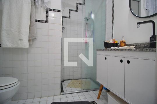 Banheiro de apartamento à venda com 3 quartos, 130m² em Vila Ipiranga, Porto Alegre