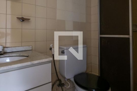 Banheiro de apartamento à venda com 2 quartos, 58m² em Azenha, Porto Alegre