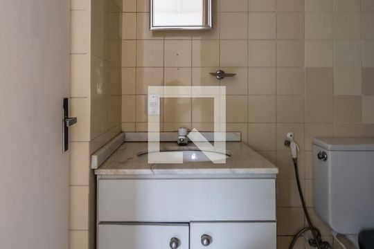 Banheiro de apartamento à venda com 2 quartos, 58m² em Azenha, Porto Alegre