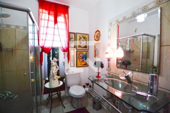 Banheiro de apartamento à venda com 1 quarto, 90m² em Menino Deus, Porto Alegre