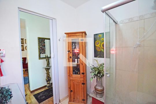 Banheiro de apartamento à venda com 1 quarto, 90m² em Menino Deus, Porto Alegre