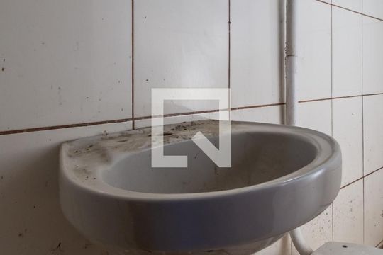 Banheiro de casa à venda com 1 quarto, 60m² em Vila Nova, Porto Alegre