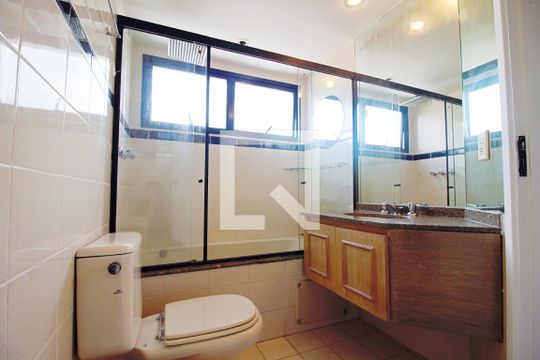 Banheiro da  Suíte 3 de apartamento para alugar com 3 quartos, 124m² em Real Parque, São Paulo