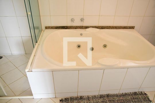 Banheiro da Suíte 3  de casa de condomínio para alugar com 3 quartos, 315m² em Horizontal Park, Cotia