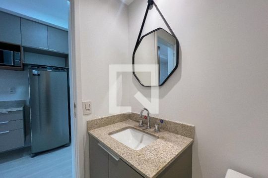 Banheiro de kitnet/studio para alugar com 1 quarto, 40m² em Indianópolis, São Paulo