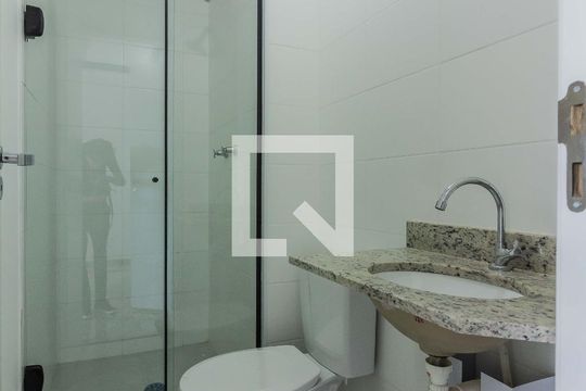 Banheiro de apartamento para alugar com 2 quartos, 38m² em Jardim Copiuva, Carapicuíba