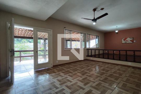 Casa para alugar com 3 quartos, 254m² em Freguesia de Jacarepaguá, Rio de Janeiro