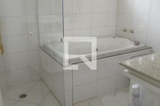 Banheiro da Suíte 1 de casa para alugar com 5 quartos, 414m² em Jardim Campo Grande, São Paulo