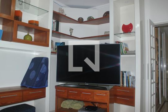 Sala de TV de casa para alugar com 5 quartos, 414m² em Jardim Campo Grande, São Paulo