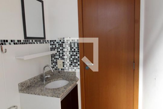 Banheiro de apartamento para alugar com 2 quartos, 50m² em Aparecidinha, Sorocaba