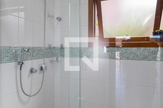 Banheiro da Piscina de casa à venda com 4 quartos, 420m² em Jardim Itu, Porto Alegre