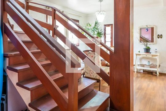 Escada de casa à venda com 5 quartos, 275m² em Coronel Aparicio Borges, Porto Alegre