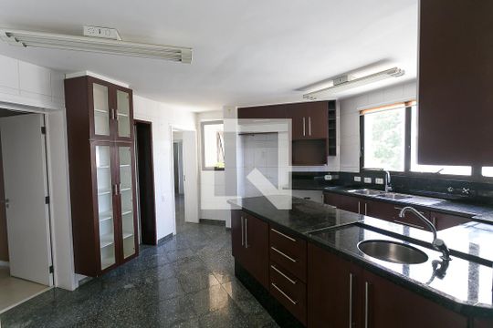Cozinha de apartamento à venda com 3 quartos, 242m² em Vila Suzana, São Paulo