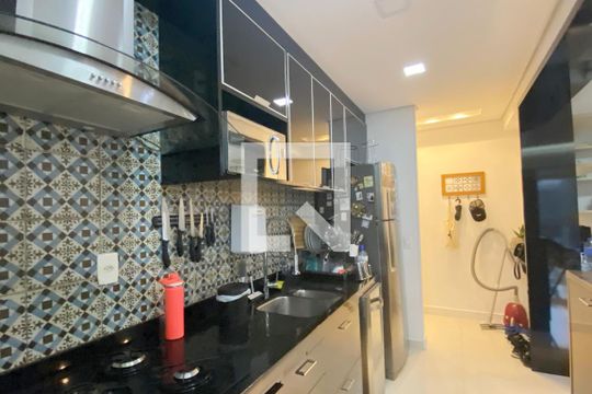 Cozinha de apartamento para alugar com 2 quartos, 76m² em Empresarial 18 do Forte, Barueri