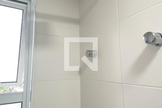 Banheiro Social de apartamento para alugar com 2 quartos, 76m² em Empresarial 18 do Forte, Barueri