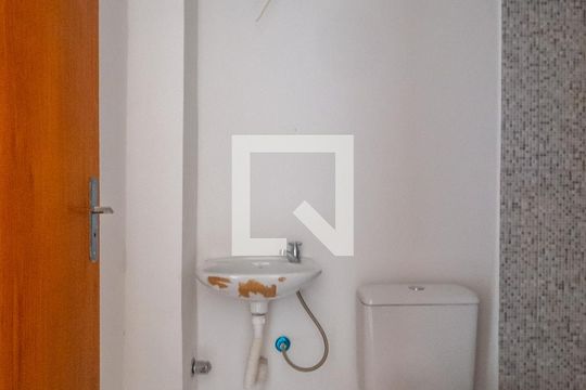 Banheiro de casa de condomínio à venda com 2 quartos, 52m² em Hípica, Porto Alegre