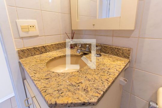 Banheiro Social de apartamento à venda com 3 quartos, 68m² em Vila Matilde, São Paulo
