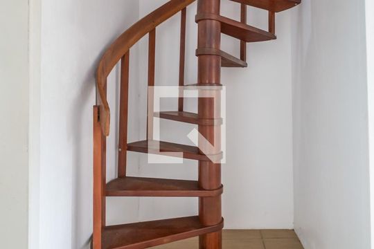 Escada de casa à venda com 4 quartos, 182m² em Medianeira, Porto Alegre
