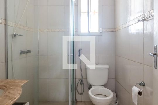 Banheiro de casa à venda com 4 quartos, 182m² em Medianeira, Porto Alegre