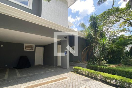 Fachada de casa de condomínio para alugar com 3 quartos, 450m² em Alphaville, Santana de Parnaíba