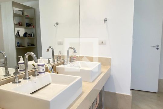 Banheiro da Suíte 1 de casa de condomínio para alugar com 3 quartos, 450m² em Alphaville, Santana de Parnaíba