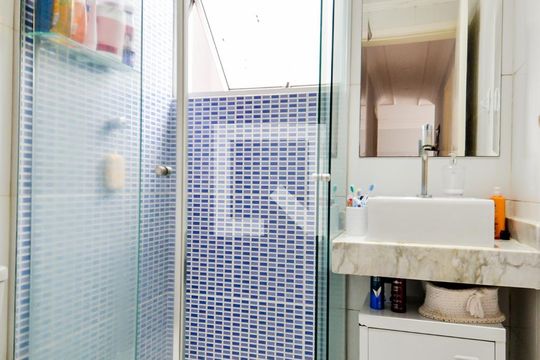 Banheiro de apartamento para alugar com 2 quartos, 52m² em Picanço, Guarulhos