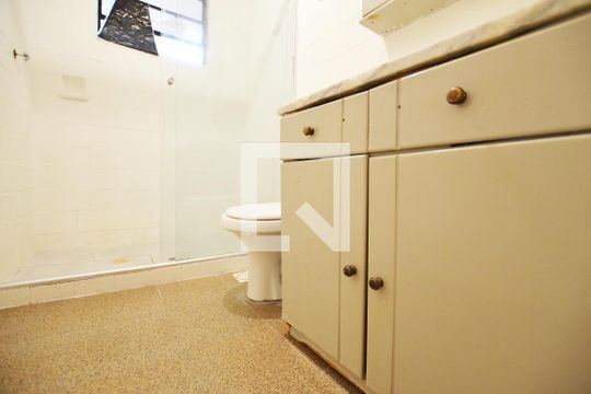 Banheiro de apartamento à venda com 1 quarto, 44m² em Centro Histórico, Porto Alegre