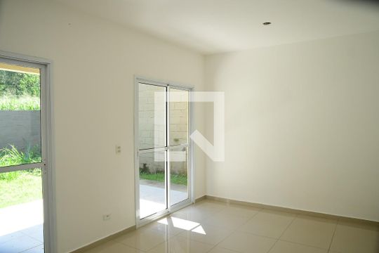 Sala de casa de condomínio para alugar com 3 quartos, 103m² em Parque Rincão, Cotia
