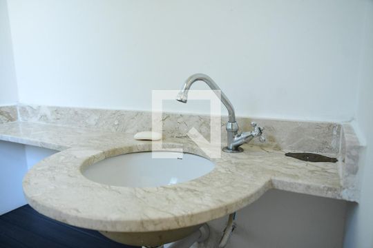 Lavabo de casa de condomínio para alugar com 3 quartos, 103m² em Parque Rincão, Cotia