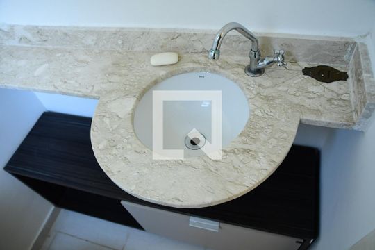 Lavabo de casa de condomínio para alugar com 3 quartos, 103m² em Parque Rincão, Cotia