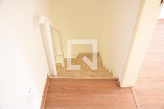 Escada de casa de condomínio para alugar com 3 quartos, 103m² em Parque Rincão, Cotia