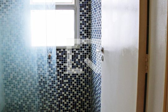 Banheiro de apartamento à venda com 2 quartos, 51m² em Jardim Santo Antônio, São Paulo